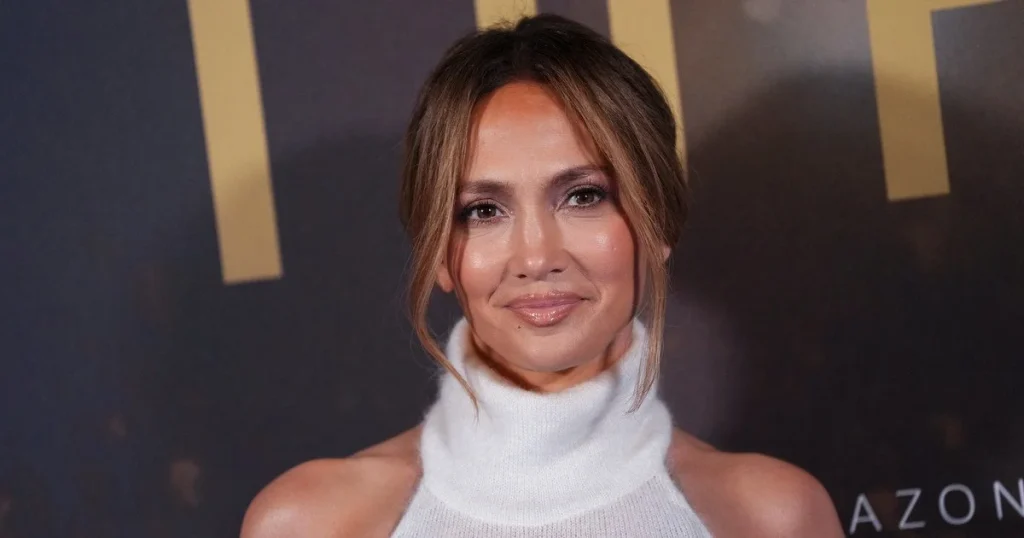 Jennifer Lopez überraschte das Publikum mit einem leidenschaftlichen Kuss einer Frau auf der Bühne der American Music Awards in Las Vegas und löste eine Welle der Kritik und Diskussionen im Netz aus.