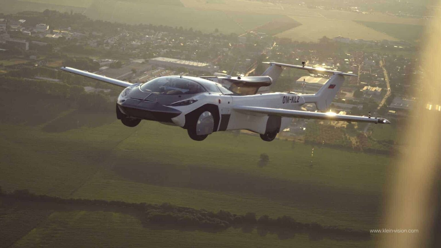 Der Countdown für die Serienproduktion des ersten zertifizierten fliegenden Autos AirCar hat begonnen