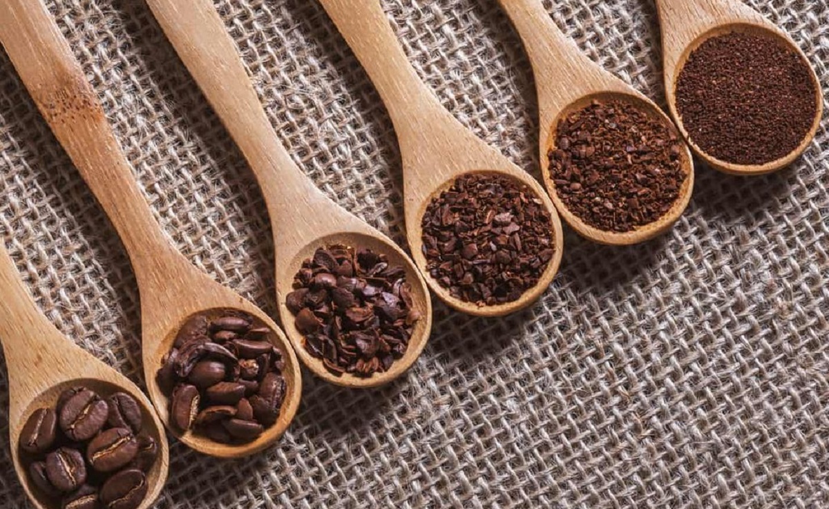 Erfahren Sie, welcher Mahlgrad für die Zubereitung mit French Press, Espressomaschine, Cezve oder Chemex optimal ist – ein praktischer Leitfaden für Kaffeeliebhaber.