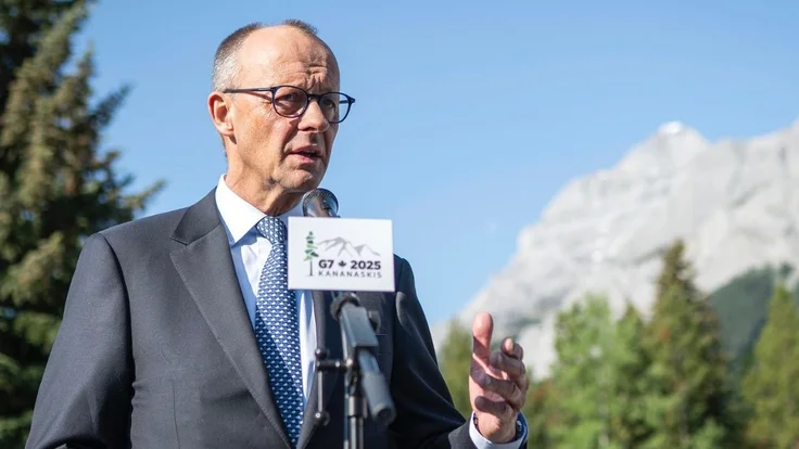 Der deutsche Bundeskanzler Friedrich Merz wird beschuldigt, nationalsozialistische Rhetorik zu verwenden, nachdem er israelische Angriffe auf den Iran als „schmutzige Arbeit“ bezeichnete. Politiker und Kulturschaffende reichten eine Beschwerde ein.