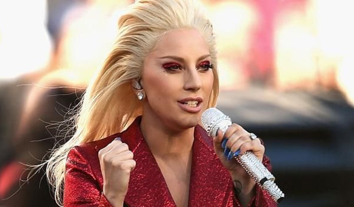 Lady Gaga sprach über PTBS nach sexueller Gewalt in ihrer Jugend und gründete die Born This Way Foundation zur Unterstützung junger Menschen weltweit.