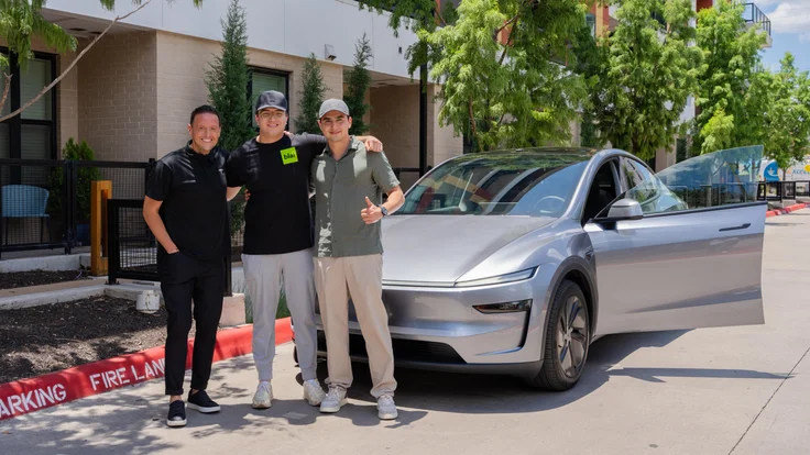Ein Tesla Model Y hat erstmals völlig autonom – ohne Fahrer oder Fernsteuerung – die Strecke vom Werk bis zum Wohnhaus des Käufers zurückgelegt.