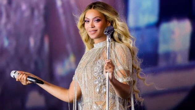 Auto mit Beyoncé hängt gefährlich über der Bühne – Zwischenfall bei Konzert in Houston