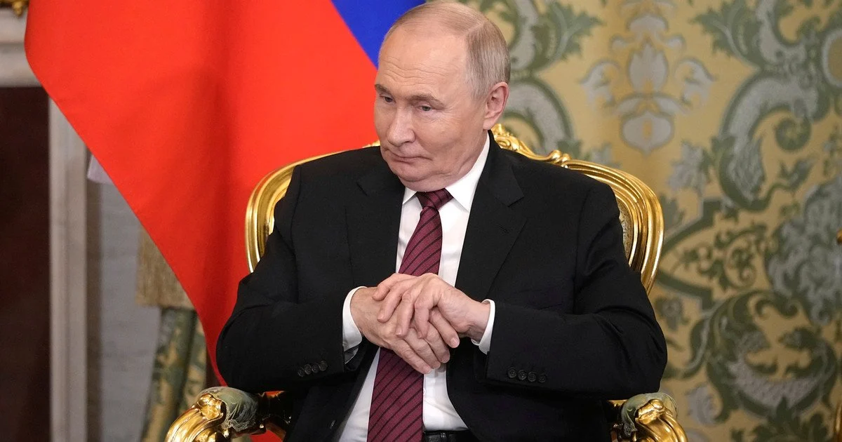 Putin behauptet, westliche Sanktionen würden den Urhebern mehr schaden als Russland, und kündigt mögliche Kürzungen im russischen Verteidigungshaushalt an.