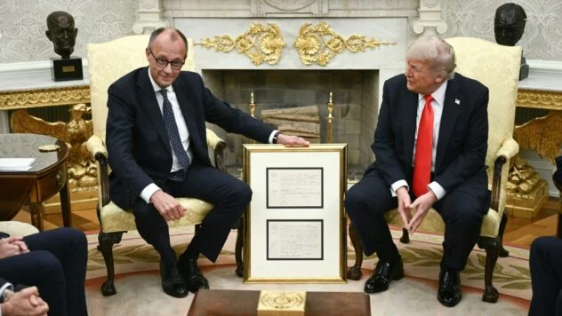 Bundeskanzler Friedrich Merz überreichte Donald Trump die Urkunde seines Großvaters, der 1869 im rheinland-pfälzischen Kallstadt geboren wurde.