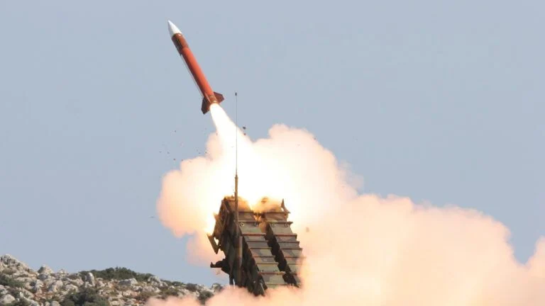 Die NATO fordert von europäischen Ländern, ihre bodengestützte Luftabwehr auf das Fünffache zu erhöhen – berichtet Bloomberg unter Berufung auf Insider.