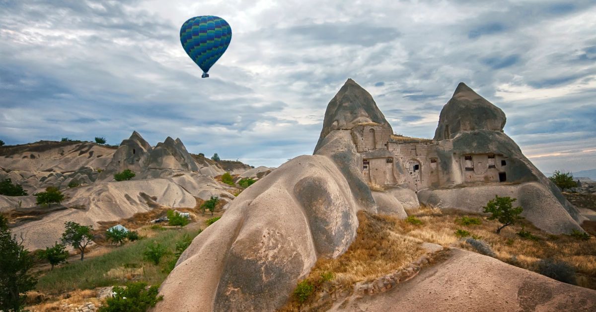 In der Türkei, in Kappadokien, stürzten zwei Heißluftballons mit Touristen ab. Dabei starb der Pilot, 12 Menschen wurden verletzt.