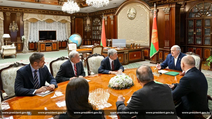 Belarus und die USA führen Gespräche über die Wiederaufnahme diplomatischer Beziehungen und eine mögliche Aufhebung der Sanktionen. Treffen in Minsk bestätigt.