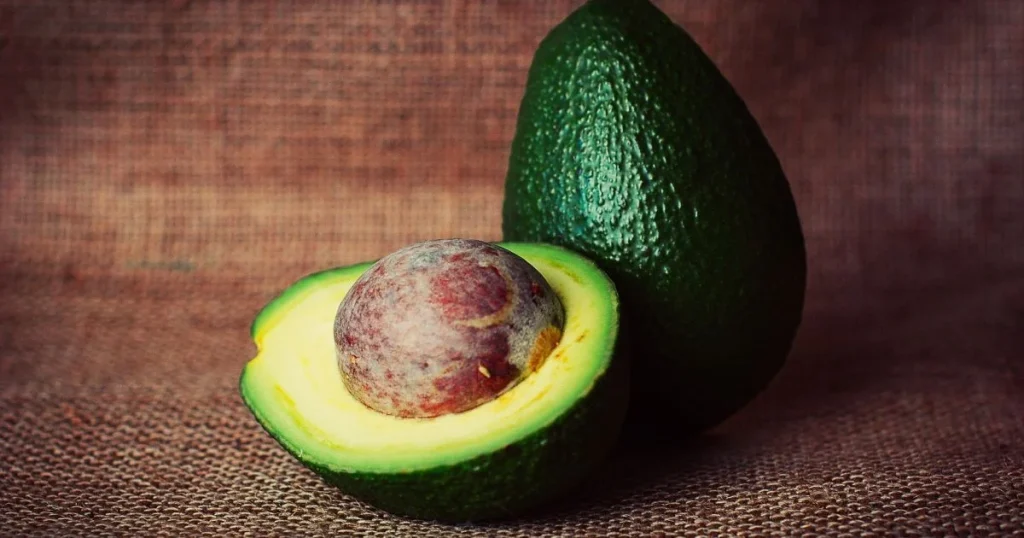 Erfahren Sie alles über die Vorteile der Avocado, wer sie meiden sollte, und entdecken Sie einfache Rezepte mit diesem grünen Superfood.