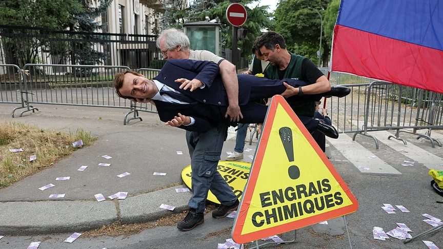 Greenpeace stellte eine Wachsfigur von Macron vor die russische Botschaft in Paris – als Protest gegen den Handel Frankreichs mit Russland.