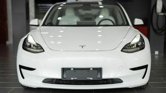 Die NHTSA prüft Tesla-Robotaxis in Austin nach Videos mit Verkehrsverstößen wie Fahren auf der Gegenfahrbahn und Anhalten mitten auf der Straße.