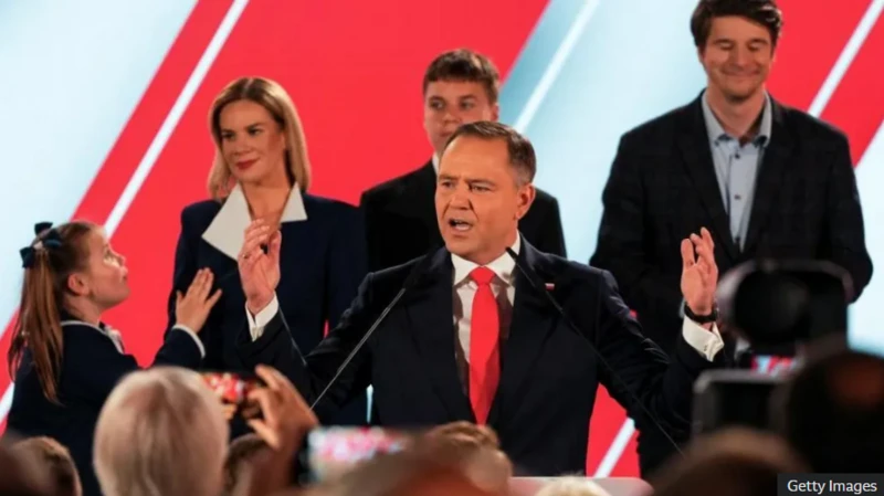 Karol Nawrocki gewinnt mit 50,89 % die Stichwahl zum Präsidenten Polens. Offizielle Ergebnisse zeigen knappen Sieg über Rafał Trzaskowski.