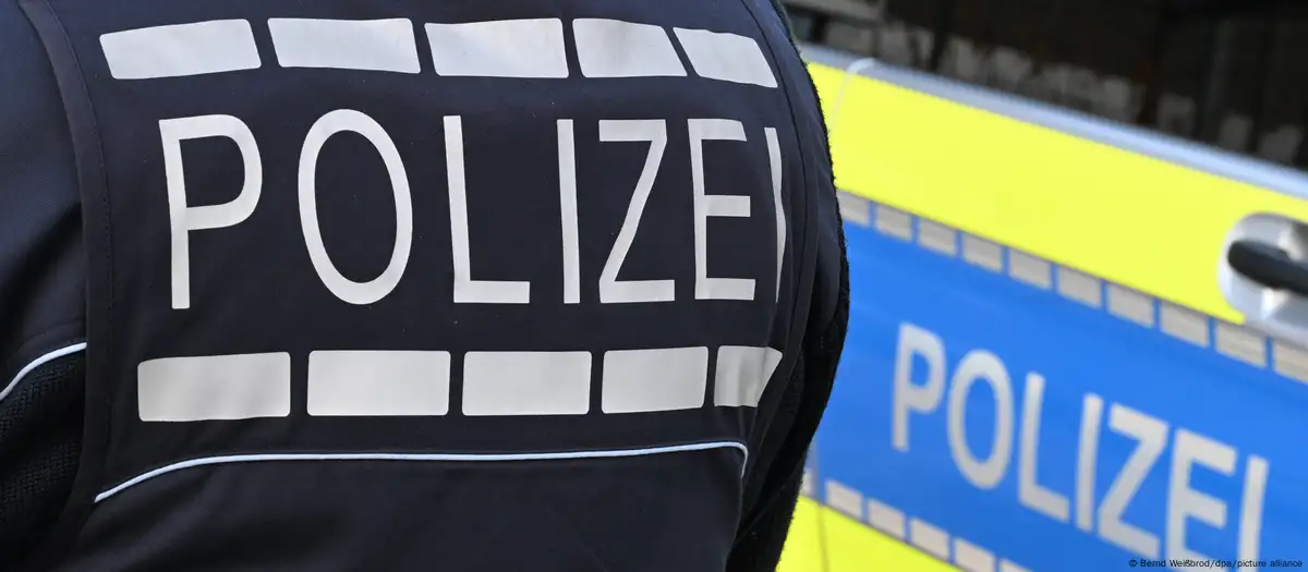 In einem Berliner Park wurde ein 51-jähriger Ukrainer niedergestochen, nachdem er Ukrainisch sprach. Die Polizei vermutet ein Hassmotiv und ermittelt.