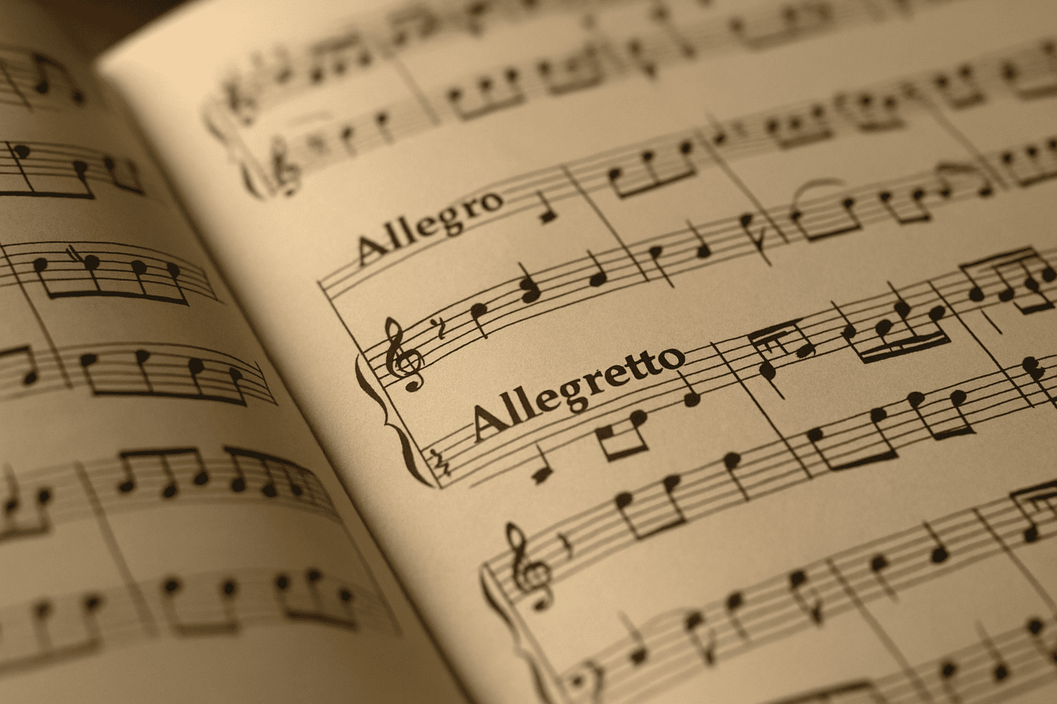 Erfahren Sie, worin sich Allegro und Allegretto unterscheiden, welche Arten von Allegro es gibt und wie diese Tempobezeichnungen in der Musik verwendet werden.