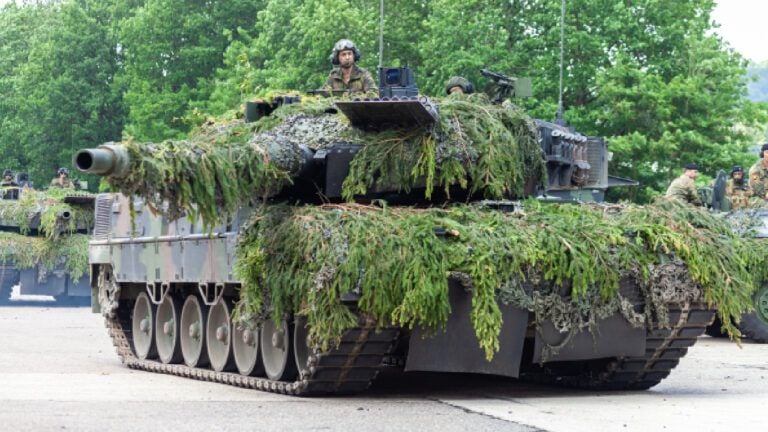 Deutschland plant Kauf von 1.000 Leopard-2-Panzern und 2.500 GTK Boxern für NATO-Brigaden. Auftragswert: bis zu 25 Mrd. Euro. Entscheidung steht noch aus.