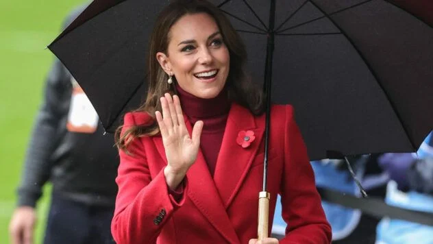 Prinzessin Kate besucht das Wimbledon-Finale 2025, überreicht den Pokal der Siegerin und zeigt sich in einem eleganten, klassischen Look.