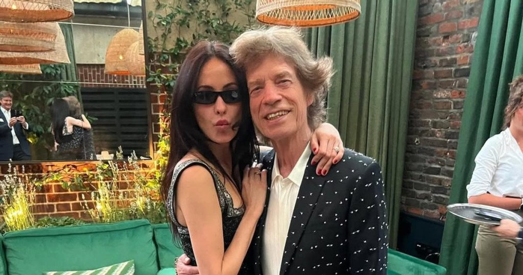 Mick Jagger wurde 82 Jahre alt – Melanie Hamrick zeigte zu diesem Anlass ihren Sohn. Das Foto des Jungen, der seinem Vater sehr ähnlich sieht, begeistert Fans.