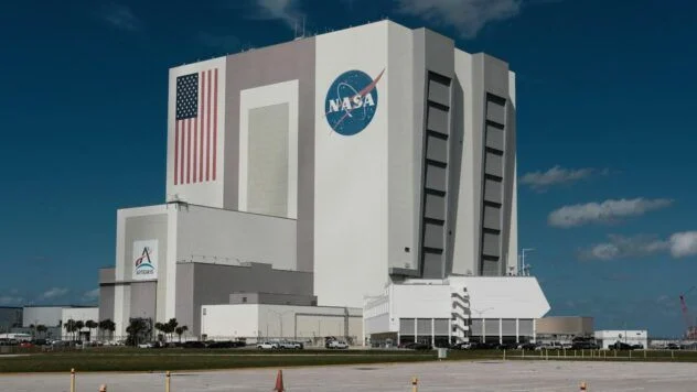 Der US-Senat genehmigt 10 Milliarden US-Dollar zusätzlich für das Artemis-Programm der NASA trotz Kritik von Elon Musk und Diskussionen um die SLS-Rakete.