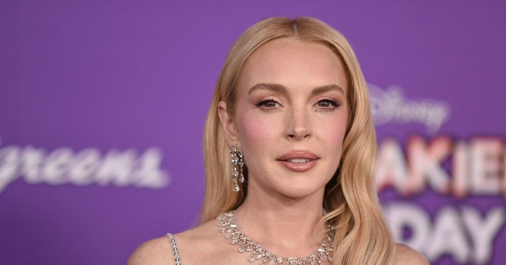 Lindsay Lohan feierte Premiere von „Freaky Friday 2“ im rosa Kleid von Miu Miu – gemeinsam mit Ehemann Bader Shammas in Los Angeles.