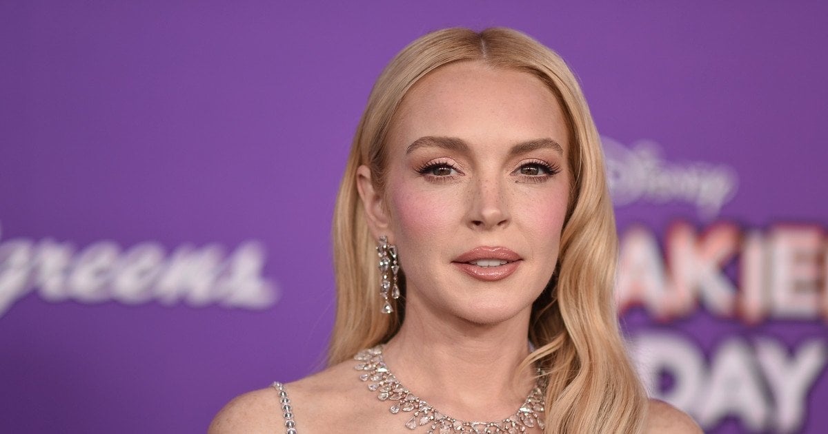 Lindsay Lohan in rosafarbenem Abendkleid mit Kristallen bei der Premiere von „Freaky Friday 2“