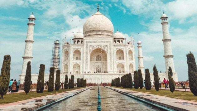 Mehr als 70 % der UNESCO-Welterbestätten sind durch Wasserknappheit und Überschwemmungen bedroht. Betroffen sind u. a. Taj Mahal, Akropolis und Venedig.