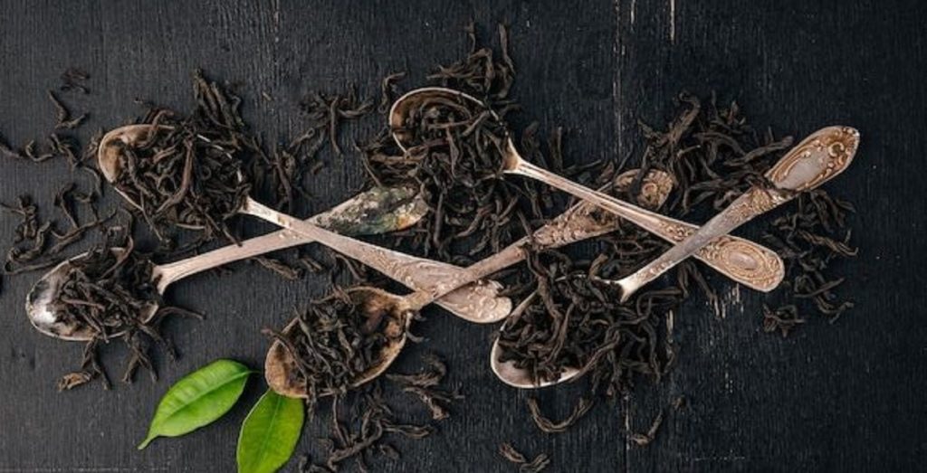 Schwarzer Tee in der Kosmetik und Volksmedizin: Vorteile für Haut, Haare und Gesundheit, erprobte Rezepte und praktische Anwendungstipps.