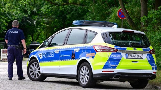 In Dorsten wurde ein 16-jähriger Ukrainer wegen Mordes an einer 32-jährigen Frau und ihrer 19 Monate alten Tochter festgenommen. Ermittlungen laufen, Konsulat informiert.