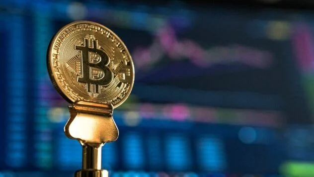 Bitcoin erreicht 113.000 USD. Optionen auf 120.000–150.000 USD legen zu. Markt reagiert auf Trump, Liquidationen und institutionelle Nachfrage.