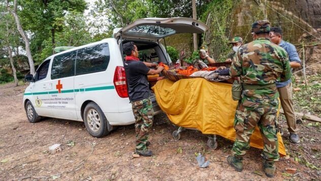 Thailand ruft in acht Bezirken das Kriegsrecht aus. Über 138.000 Menschen evakuiert, 15 Tote gemeldet. Schwere Kämpfe mit Kambodscha dauern an.