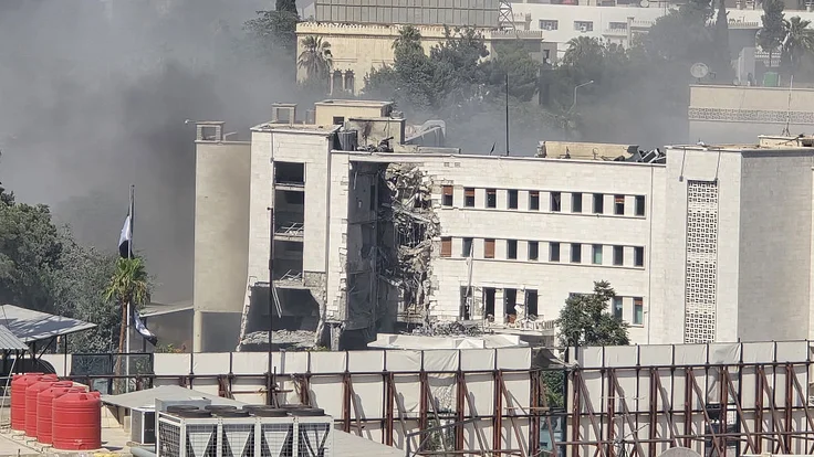Israel bombardiert Damaskus: Präsidentenpalast und Armeehauptquartier getroffen. In Suwaida eskalieren die Kämpfe nach Zusammenbruch der Waffenruhe.