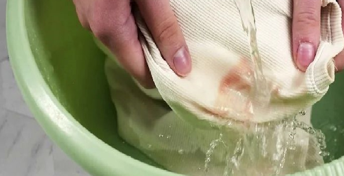 Erfahren Sie, wie Sie Blutflecken aus Kleidung effektiv entfernen können. Praktische Hausmittel und bewährte Tipps für frische und eingetrocknete Flecken.