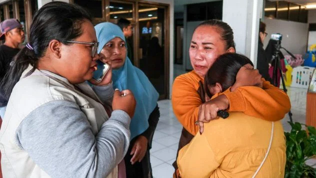 Vor Bali ist eine Fähre mit über 60 Menschen an Bord gesunken. Vier Tote, Dutzende vermisst. Eine große Suchaktion läuft weiter unter schwierigen Bedingungen.
