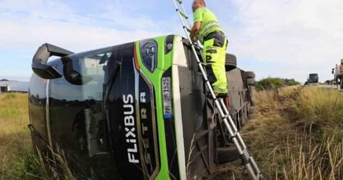 Ein Reisebus verunglückte nahe Berlin – 23 Verletzte, darunter auch ukrainische Staatsbürger. Die Bergung dauerte mehrere Stunden.