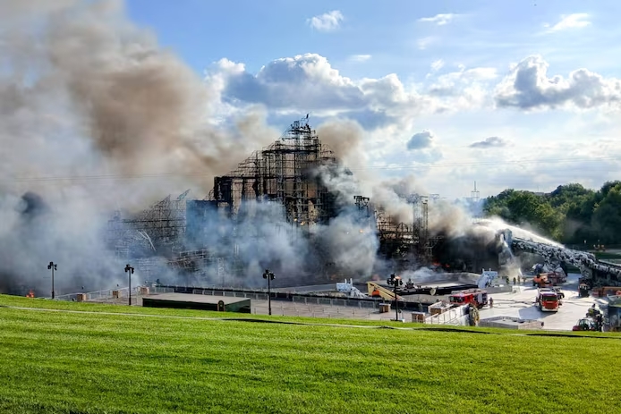 Beim Tomorrowland in Boom brannte die Hauptbühne vollständig ab. Trotz Brand läuft das Festival weiter. Ursache unklar, keine Verletzten, Ermittlungen laufen.