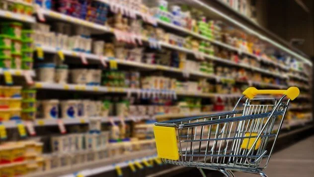 Nestlé plant, bis 2026 künstliche Farbstoffe in US-Produkten zu verbannen. Verbot wird von Behörden und großen Lebensmittelherstellern unterstützt.