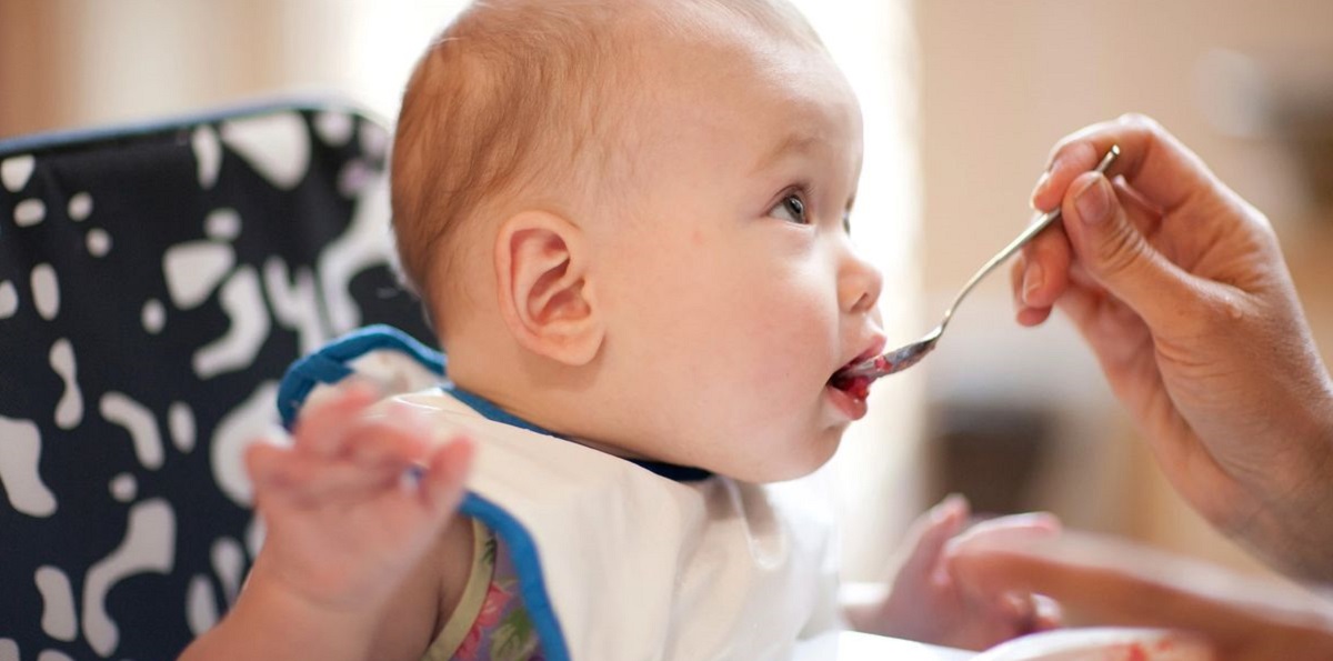 Warum Grießbrei für Babys unter einem Jahr nicht empfohlen wird, welche Risiken bestehen und welche modernen Alternativen es gibt – praktische Tipps für Eltern.