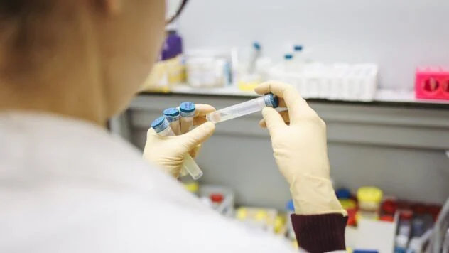 In Japan haben Wissenschaftler einen Mikrochips entwickelt, der die Lunge nachahmt. Er hilft, die Auswirkungen von Viren, einschließlich Covid-19, auf die Lunge zu erforschen und Medikamente zu testen.