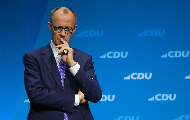 Kanzler Merz sieht Zusammenhang zwischen russischen Angriffen auf die Ukraine und Telefongesprächen zwischen Putin und Trump. Sanktionen werden erwartet.