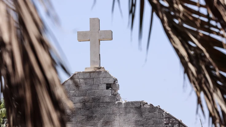 Im Gazastreifen traf ein israelischer Panzer eine katholische Kirche: Drei Tote, ein Priester verletzt. Papst und italienische Ministerpräsidentin reagieren auf den Vorfall.