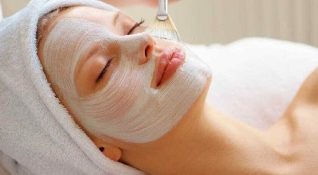 Effektive Hausmittel und Masken zum Aufhellen der Gesichtshaut ohne Chemie. Natürliche Rezepte für einen frischen und strahlenden Teint zu Hause.