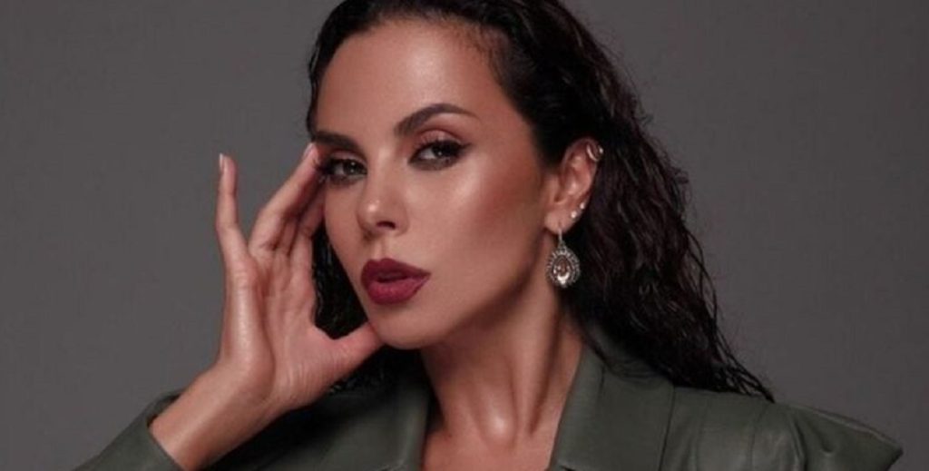 Nastia Kamenskikh (NK) fördert erfolgreich ukrainische Musik auf dem lateinamerikanischen Markt, veröffentlicht spanischsprachige Tracks und wird auf MTV LATAM gespielt.