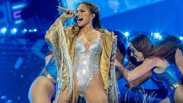 Jennifer Lopez erlebte einen kuriosen Vorfall auf der Bühne in Warschau, als ihr Rock während des Auftritts fiel. Wie die Sängerin mit Humor darauf reagierte.