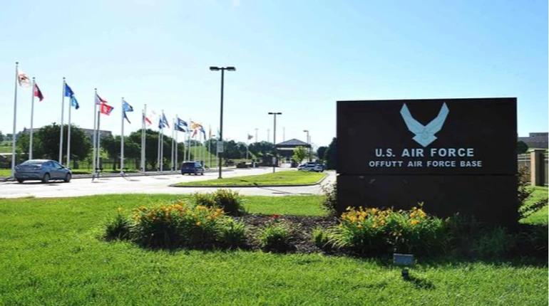 Ehemaliger US-Luftwaffenoffizier wird beschuldigt, geheime Informationen über Russlands Krieg gegen die Ukraine an Frau von Dating-Website weitergegeben zu haben.