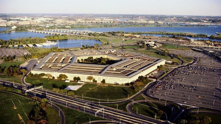 Pentagon vergibt KI-Aufträge an Google, OpenAI, xAI und Anthropic mit einem Maximalwert von je 200 Mio. Dollar – Fokus liegt auf militärischer KI-Nutzung.