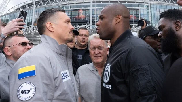 Usyk und Dubois trafen sich zum ersten Staredown vor dem Titel-Rückkampf. Am 19. Juli kämpfen sie in Wembley um alle Schwergewichtstitel.