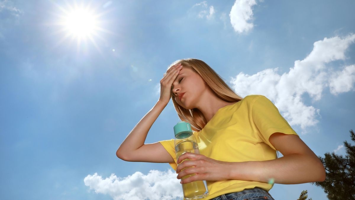 Sonnenstich ist eine gefährliche Folge der Sommerhitze. Erfahren Sie die Symptome, Erste Hilfe und wie Sie sich schützen können.