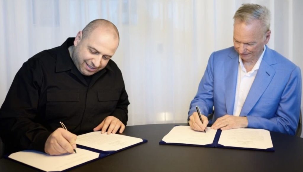 Rüstem Umierow und Erik Schmidt unterzeichnen ein Memorandum über eine langfristige strategische Partnerschaft.