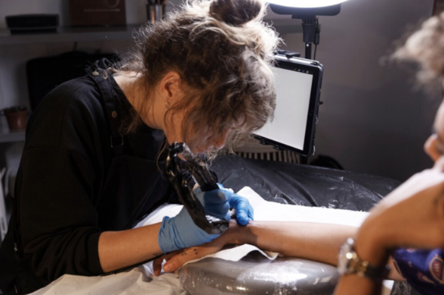 Ergonomische Vorteile höhenverstellbarer Tattoo Armlehnen für Tätowierer und Kunden
