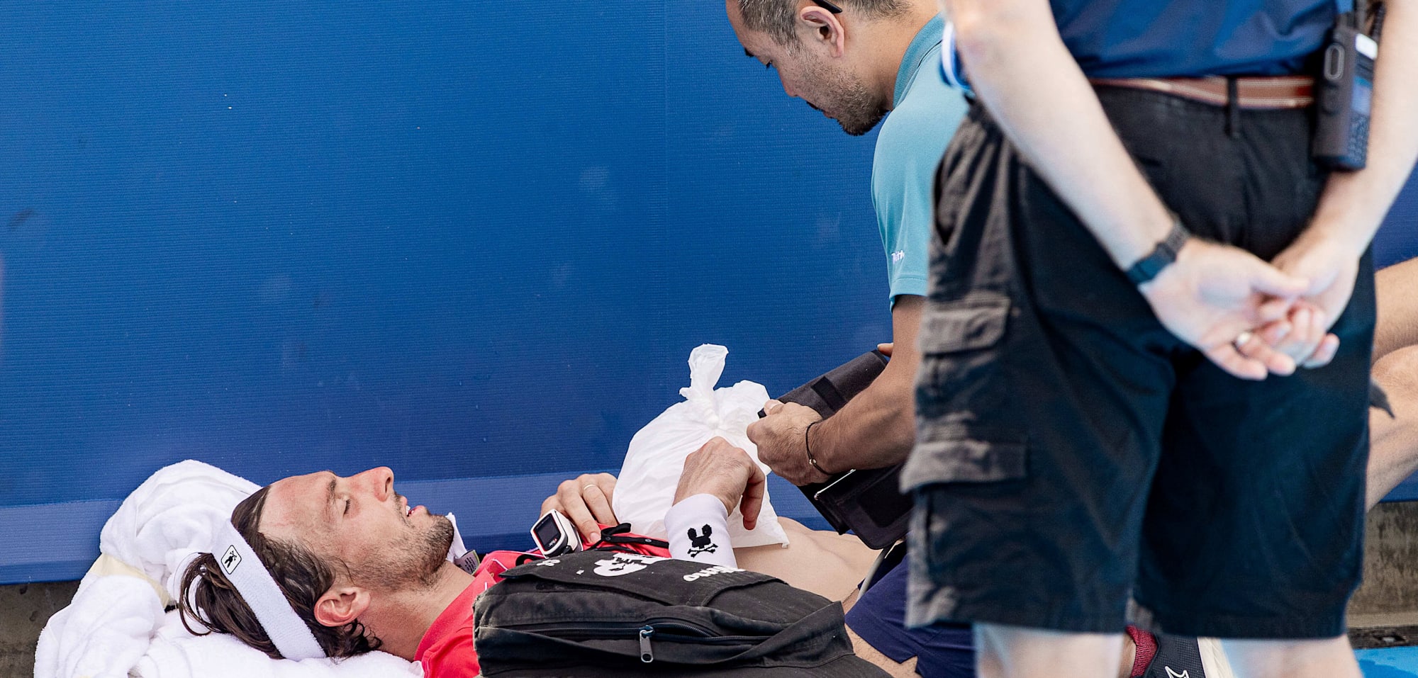 Arthur Rinderknech bricht während des Cincinnati Open 2025 Matchs aufgrund extremer Hitze zusammen. Trotz Pause gibt der Franzose später auf. Weitere Probleme durch Stromausfall.