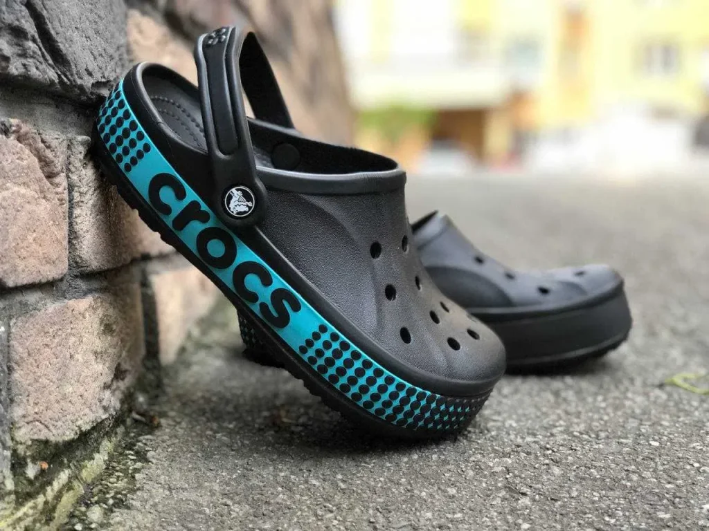 Das Unternehmen Crocs verliert fast 30% seines Wertes aufgrund von Gewinnrückgängen und neuen Zöllen, die von Donald Trump eingeführt wurden
